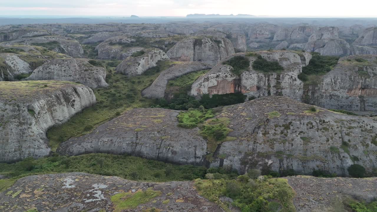 Vista aerea degli storici monoliti di roccia nera a Pedras Negras, comune di Cacuso, provincia di Malanje, Angola, Africa meridionale durante il tramonto