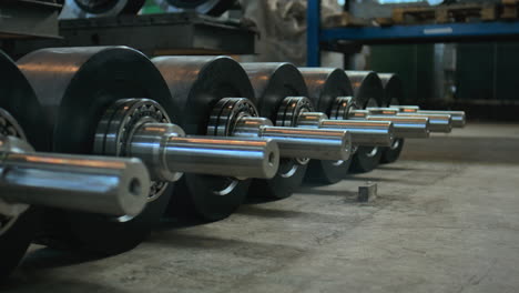 piezas de maquinaria industrial en un taller
