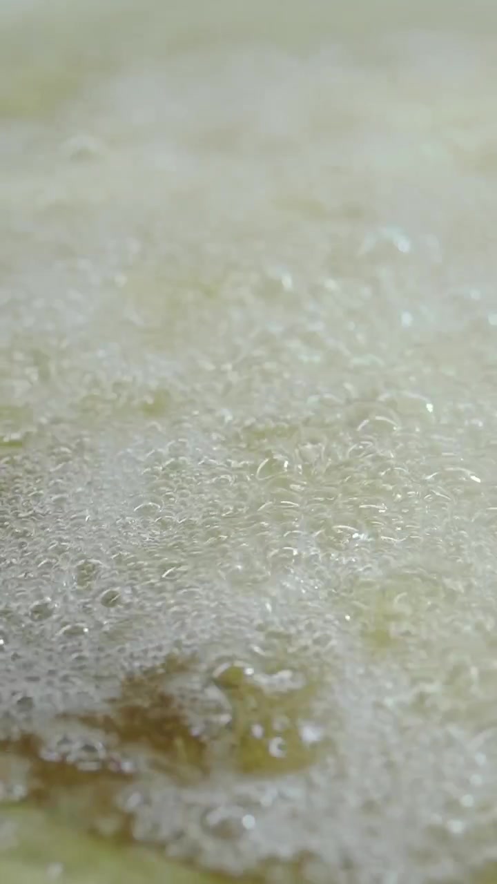 Primo piano di olio che bolle in una padella.