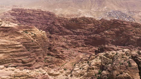 Montaña-De-Areniscas-Erosionadas-De-Wadi-Musa,-Cerca-De-La-Antigua-Ciudad-De-Petra,-Jordania