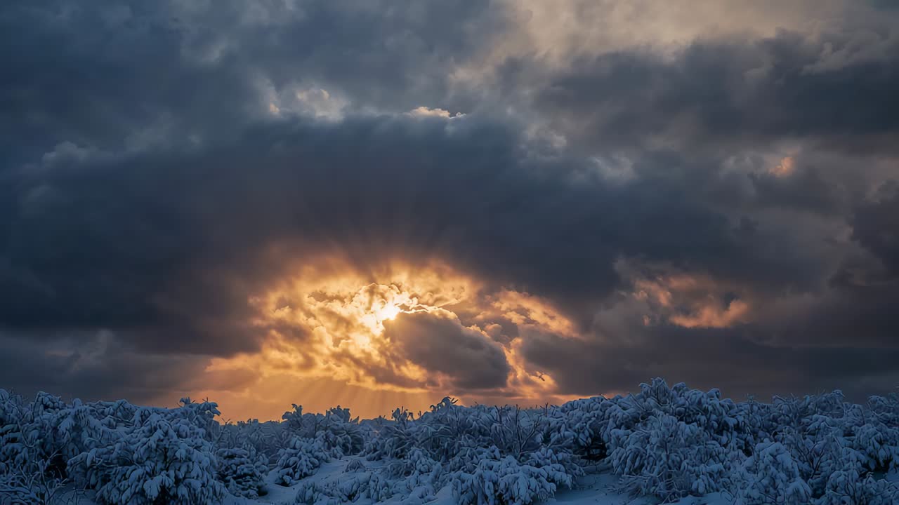 Sich öffnende Lücke, helle Öffnung, die Sonnenstrahlen über den schneebedeckten Horizont mit dunklen Wolkenbänken sendet