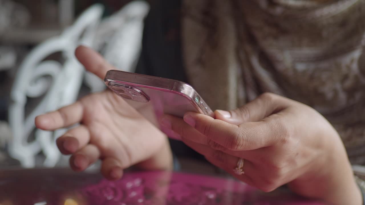 mujer usando un teléfono inteligente en un café