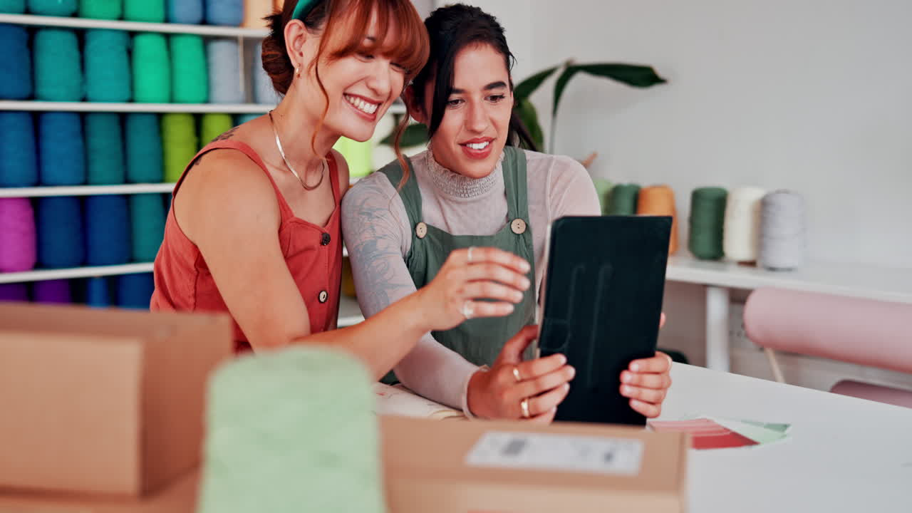 두 명의 여성이 디자인 프로젝트에서 협력하고 있습니다.