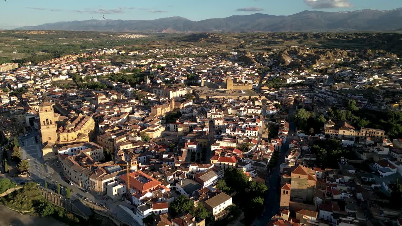 drone volando en círculo sobre el centro de la ciudad vieja de la ciudad española de guadix