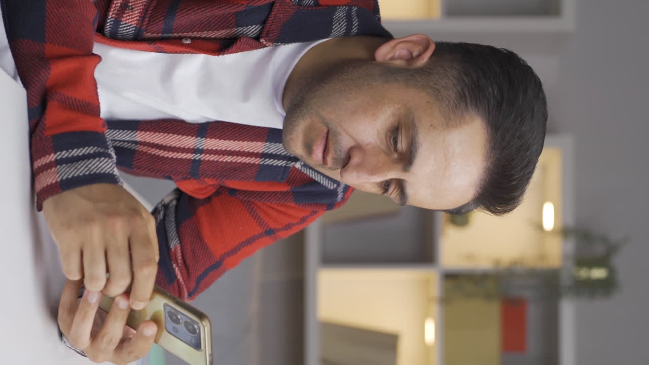 vídeo vertical del hombre está rompiendo con su esposa por teléfono y está molesto.