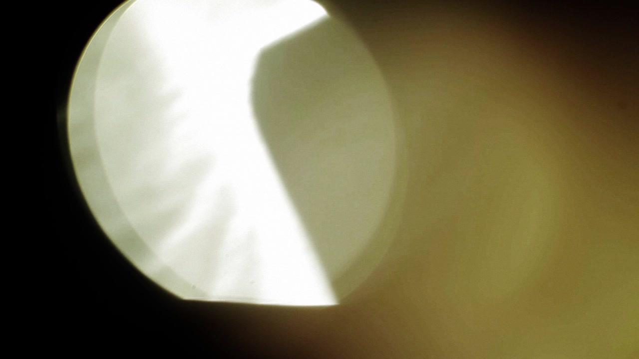 Efeito de Luz Abstrato com Flare de Lente em Fundo Preto.