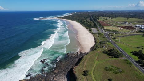 Playa-Sharpes-Con-Paisaje-Marino-Escénico-En-Nueva-Gales-Del-Sur,-Australia---Toma-Aérea