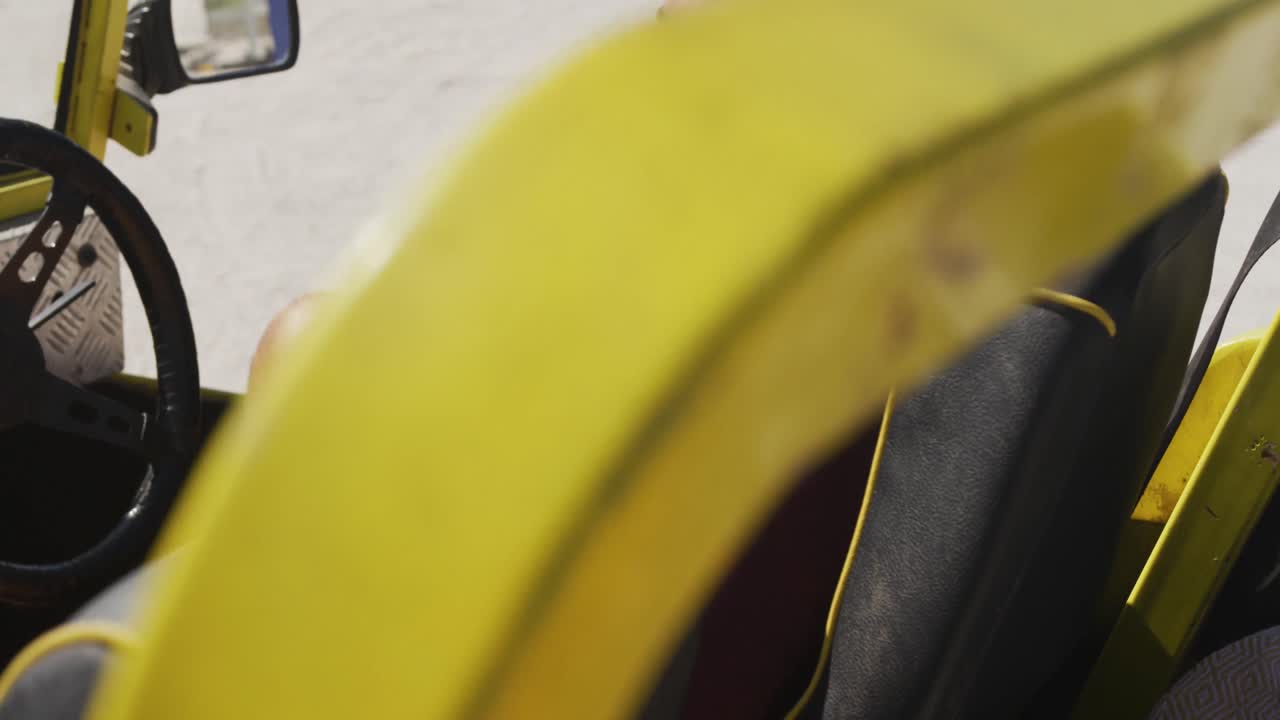 행복 한 백인 커플 이 바 ⁇ 가 에 있는 해변 버기 에 앉아 이야기 하고 있다