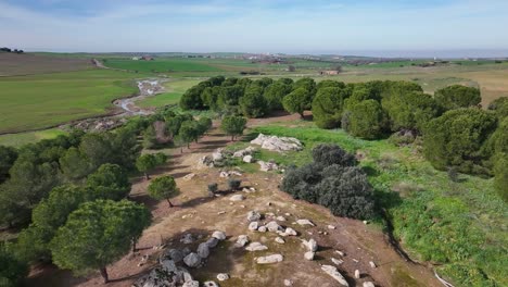 vuelo inverso en un cromlech de granito circular que está cercado con una cuerda