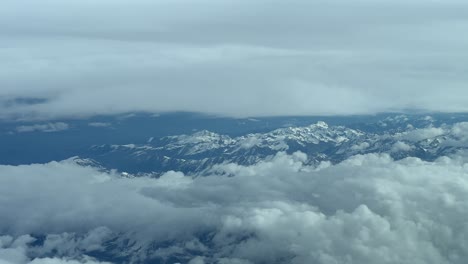 espectacular vista aérea de las montañas nevadas de los pirineos en españa, en un frío día de invierno