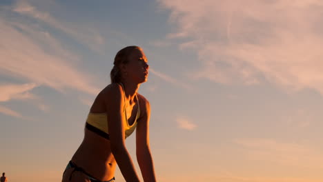 Jovencita-Salta-Y-Sirve-Voleibol-En-La-Playa-A-Cámara-Lenta