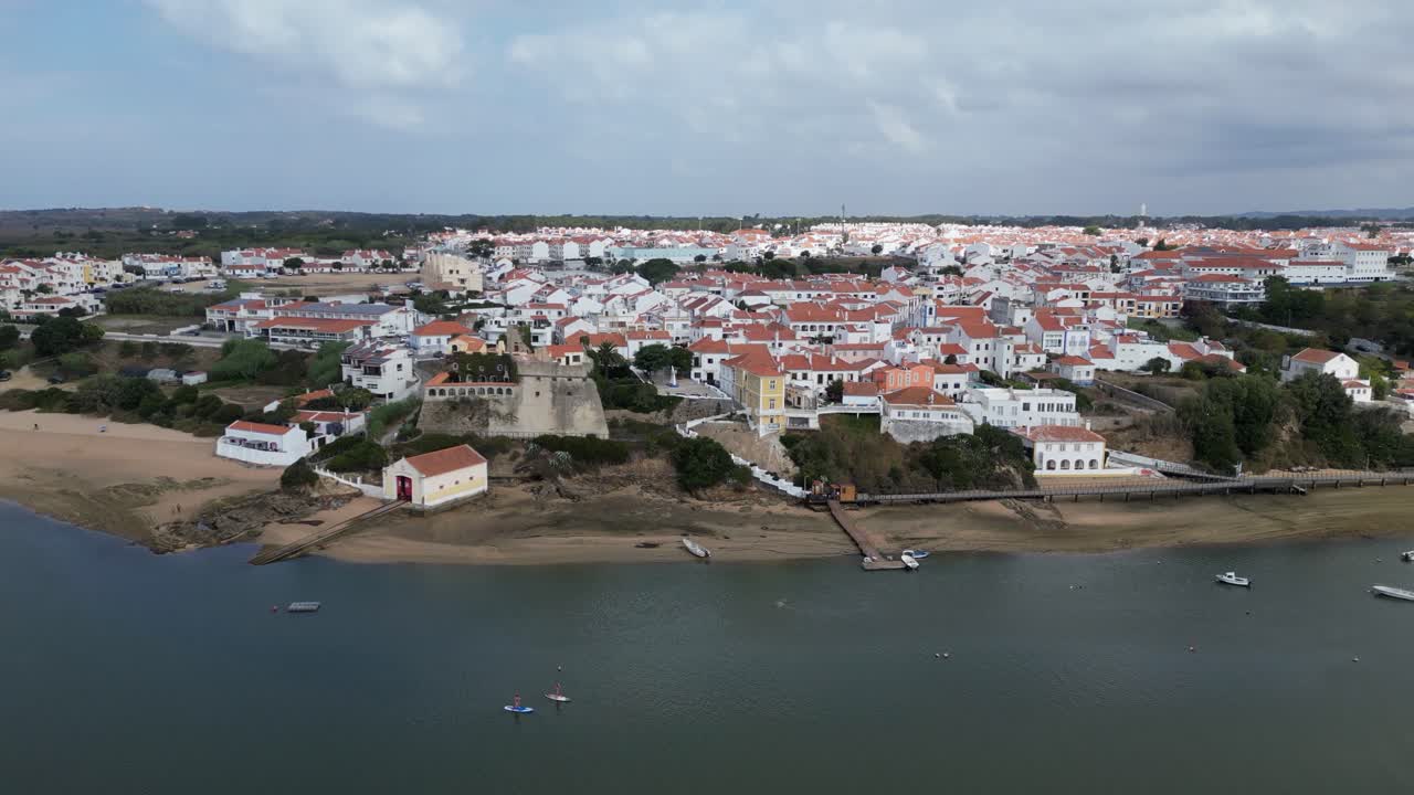 Letecký pohled se blíží ke středověké pevnosti svatého Klementa v moderním Milfontes, Portugalsko.