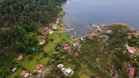 Sobrevuelo-Del-Pequeño-Pueblo-Costero-Brattön,-Suecia---Toma-Aérea-De-Drones