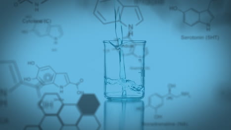 vaso de laboratorio con datos y fórmula estructural de compuestos químicos en primer plano