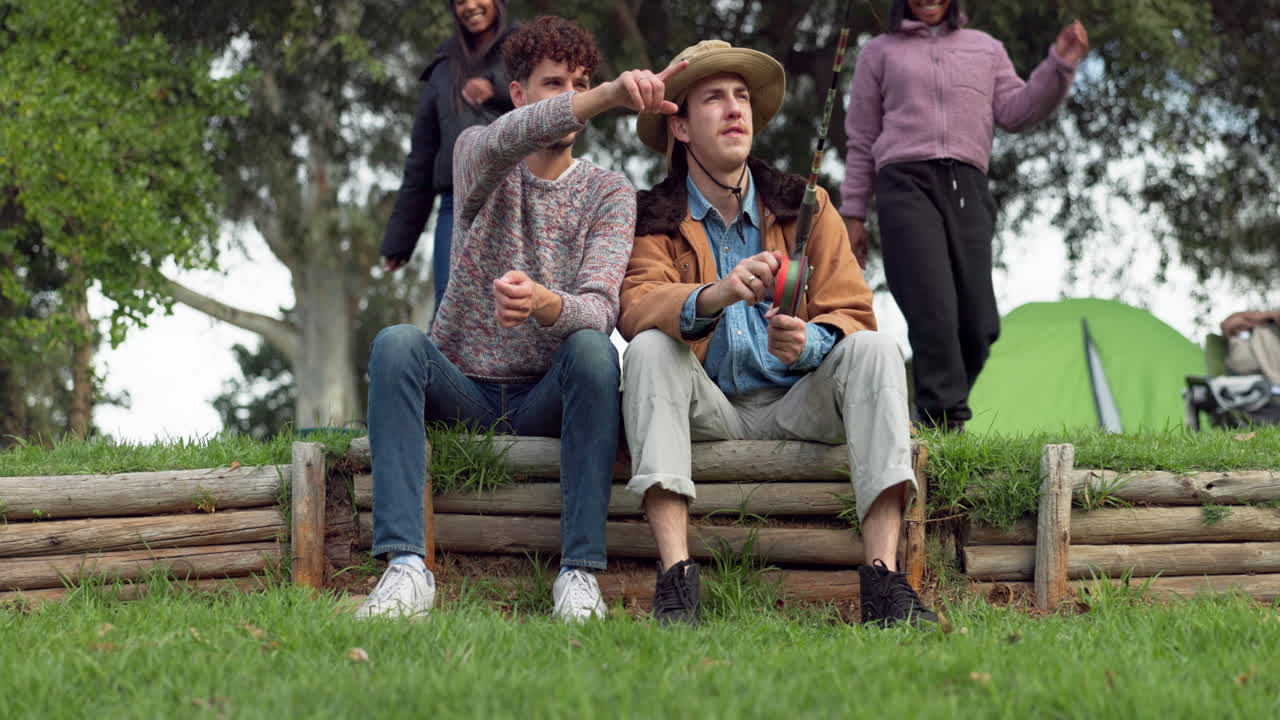 사람, 자연 또는 친구들이 휴식을 취하기 위해  ⁇ 시하고 있습니다.