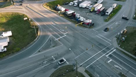 Antena-Sobre-La-Intersección-De-La-Autopista-De-La-Autopista-Comercial-Compartir-El-Servicio-De-Remolque-De-Carga-En-Una-Tarde-De-Crepúsculo-Claro-De-Verano-Caluroso-1-3