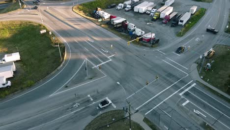 antena sobre la intersección de la autopista de la autopista comercial compartir el servicio de remolque de carga en una tarde de crepúsculo claro de verano caluroso 1-3