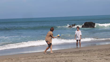 amigos jugando al fútbol en la playa.