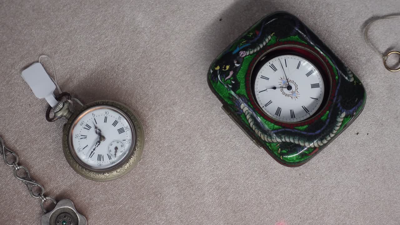 viejo reloj de bolsillo como fondo