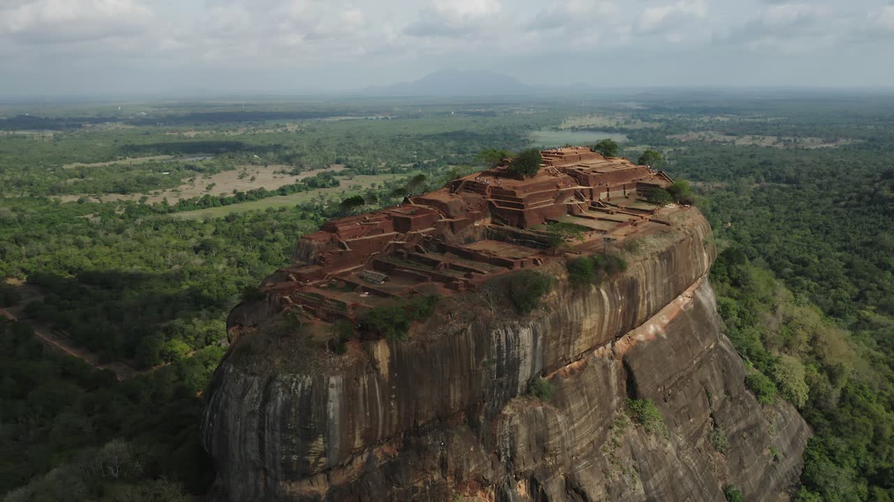 UNESCOs verdensarvsted Sri Lanka, Sigiriya-klippen med ruiner fra et gammelt palass.
