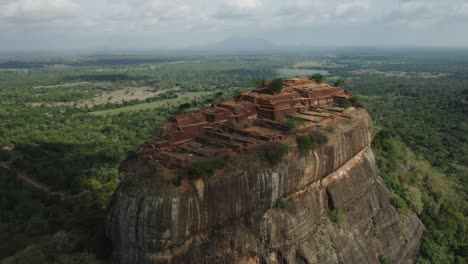 site du patrimoine de l'unesco sri lanka, rocher de sigiriya avec ruines de l'ancien palais