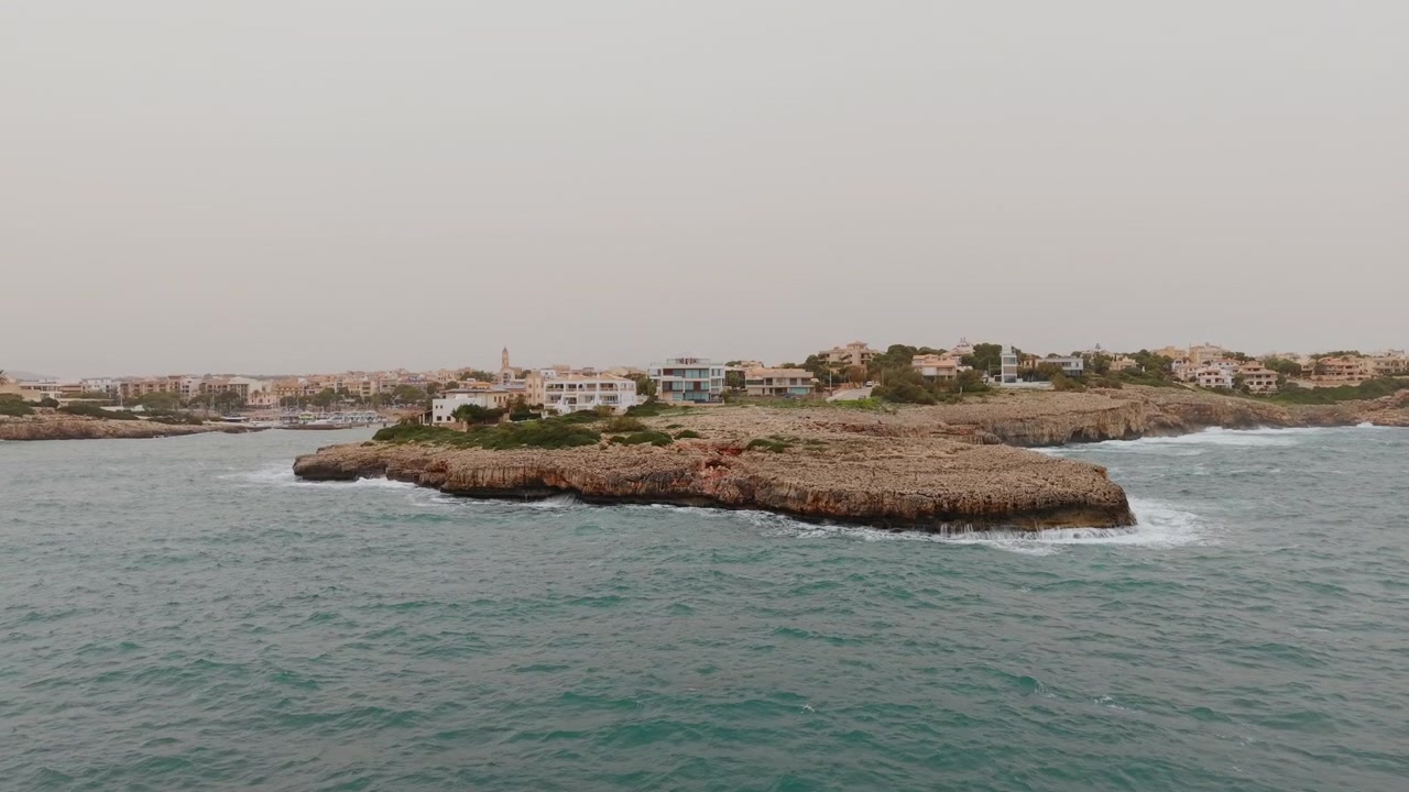 Vista Aerea di Costa Rocciosa e Città Costiera a Maiorca