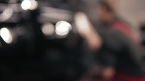 imágenes borrosas, en primer lugar desenfocadas de la superficie del coche de limpieza automecánica con microfibra.