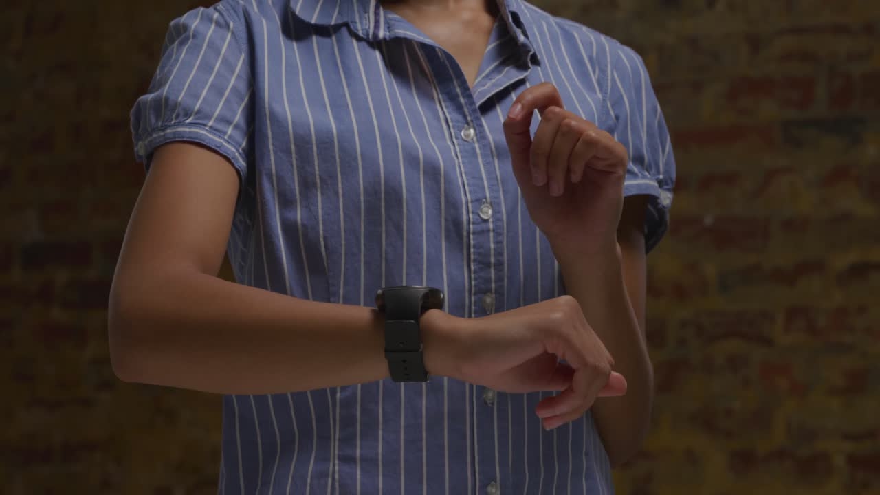 mujer comprobando reloj inteligente