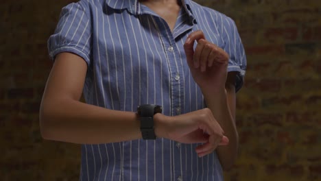 mujer comprobando reloj inteligente