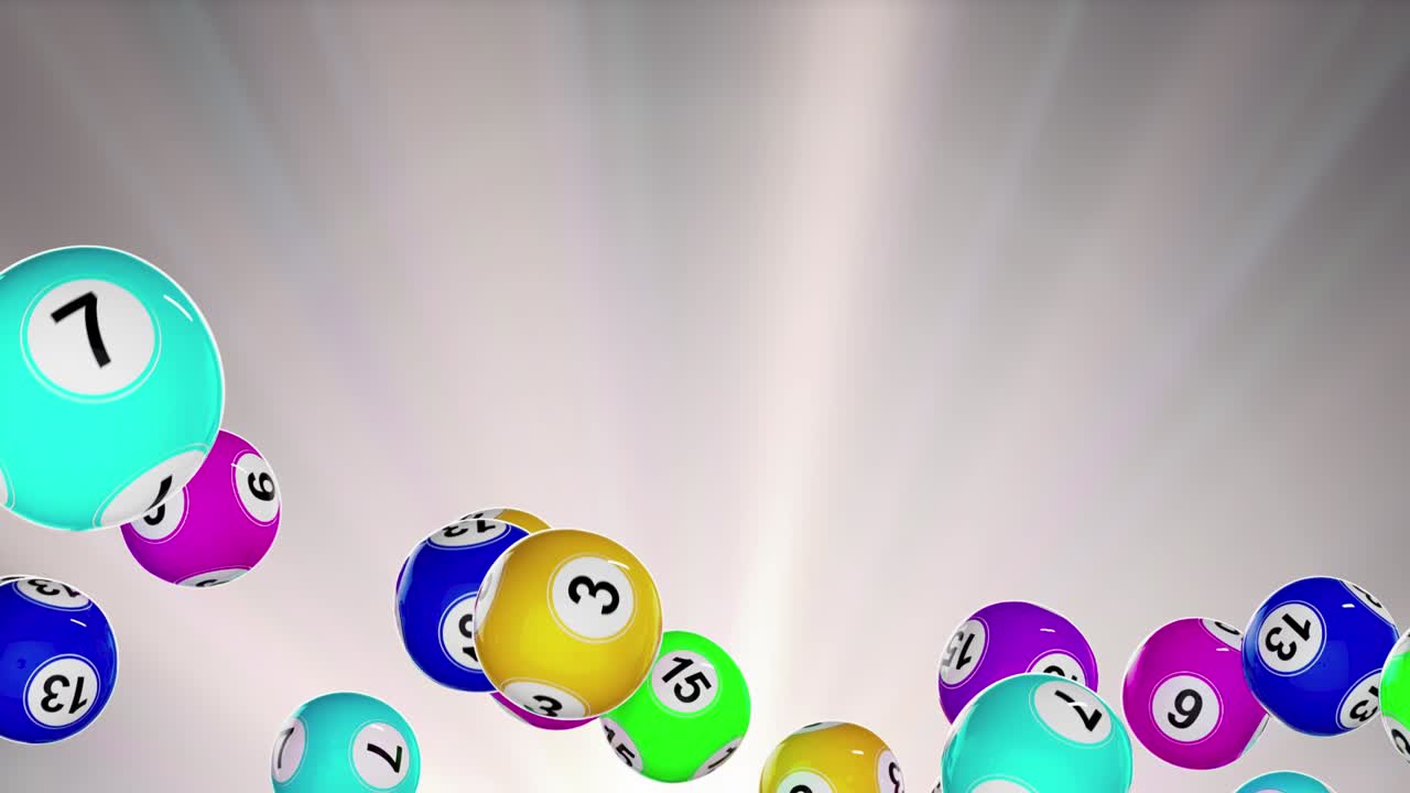 movimiento lento. bolas de lotería voladoras. muchas bolas de bingo coloridas con números volando sobre un fondo brillante. concepto lotería premio mayor, juego de ocio, programa de televisión de lotería de bingo, sorteo de keno, juego de suerte de ganar