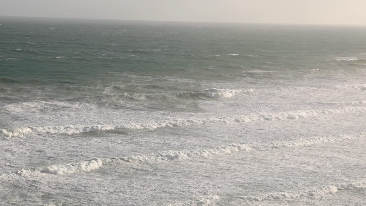 바다의 파도가 위대한 바다 길을 따라 부히고