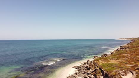 Sobre-Las-Playas-De-Arena-Blanca-Y-Dirigiéndose-Al-Arrecife-Marino,-Antena