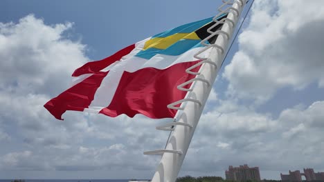 bandera en la parte trasera del buque de crucero