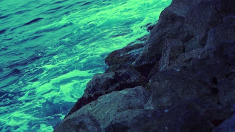 Rocas-En-La-Costa-Del-Sur-De-Francia-Están-Inundadas-Por-Agua