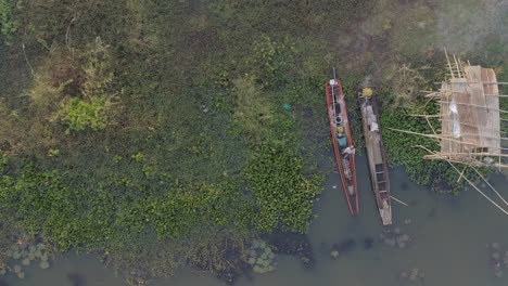 vista aérea de barcos en un lago en tailandia