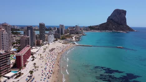 Atemberaubender-Blick-Auf-Den-Türkisfarbenen-Strand-In-Calpe-Mit-Dem-Peña-hintergrund