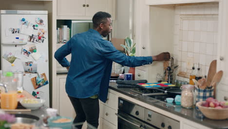 Feliz-Hombre-Afroamericano-Bailando-En-La-Cocina-Divirtiéndose-Celebración-De-Baile-Disfrutando-El-Fin-De-Semana-En-Casa