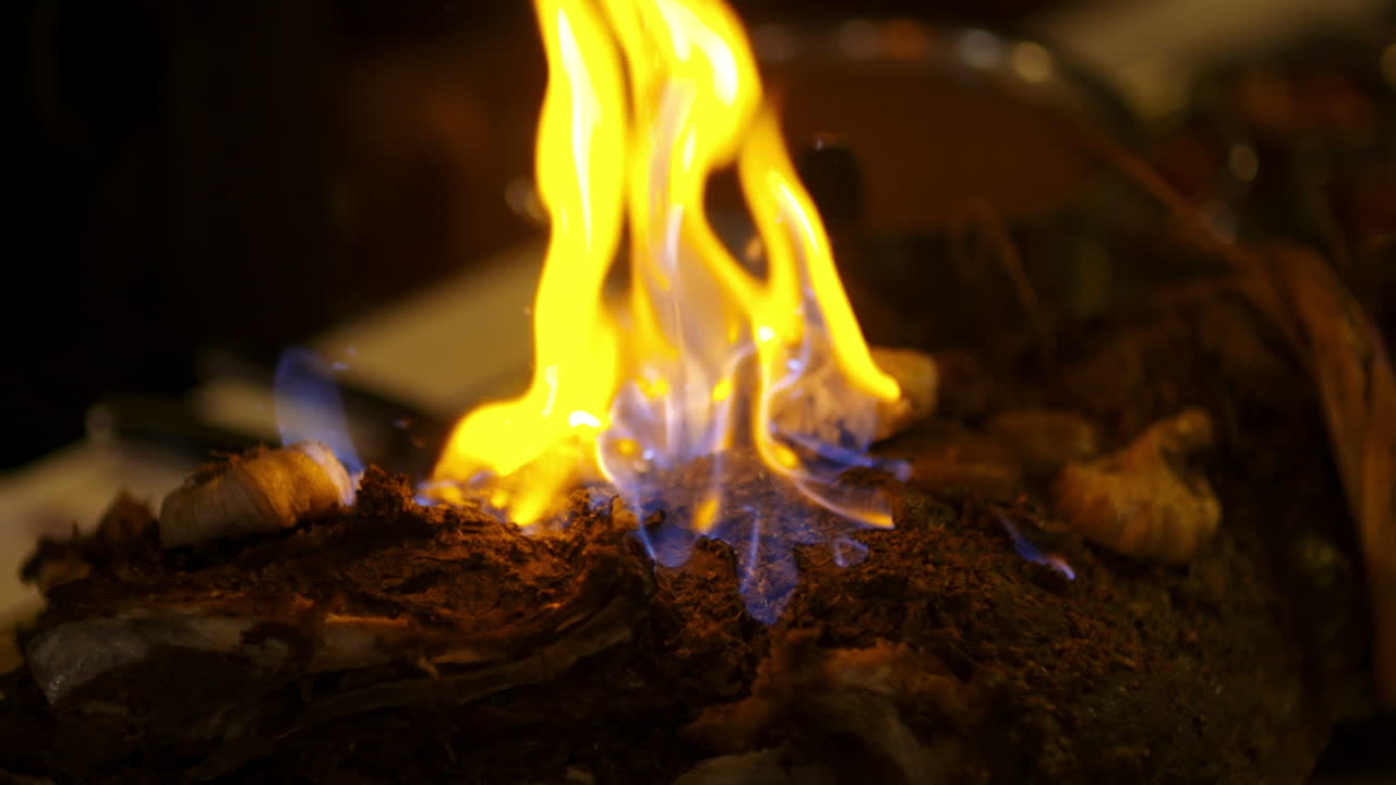 primer plano de un plato de carne asada en llamas que se sirve en una boda