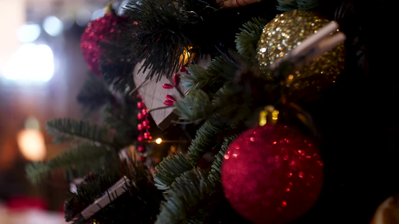 primer plano de un árbol de navidad decorado