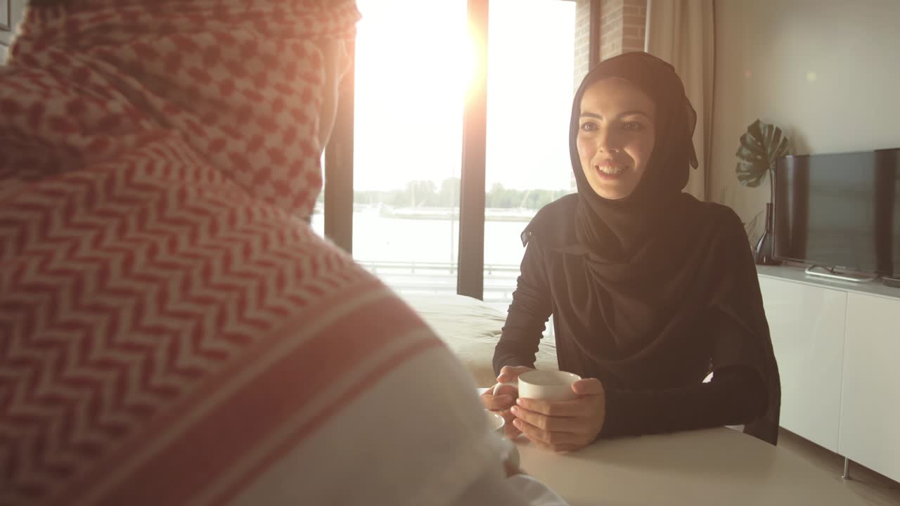 차를 마시는 무슬림 가족