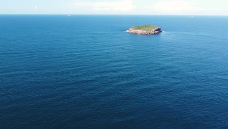 toma aérea de drones de la playa de la isla birdie budgewoi océano pacífico área de conservación del estado de munmorah 3840x2160 4k