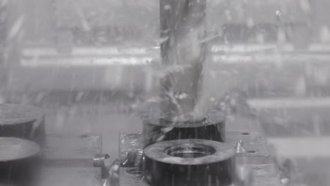 máquina de fresado cnc para metalurgia. corte de metal tecnología de procesamiento moderna.