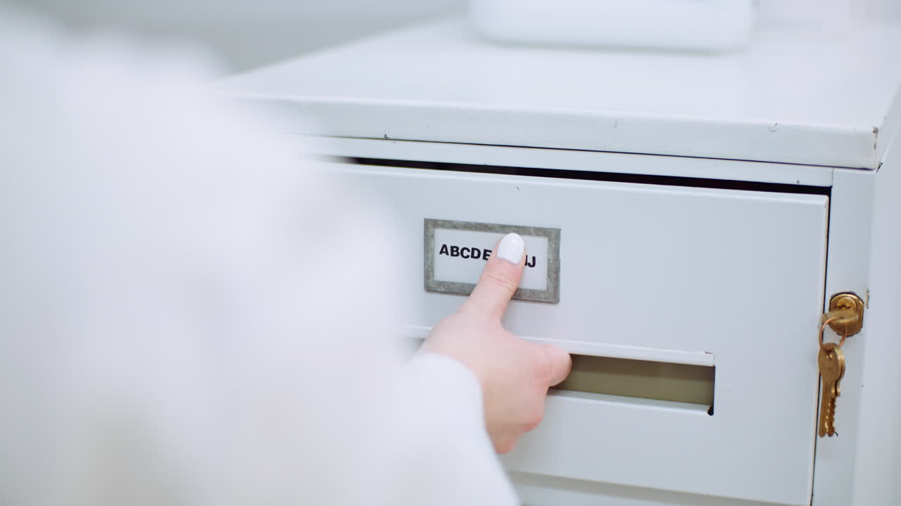 doctora busca datos personales en el archivo 8