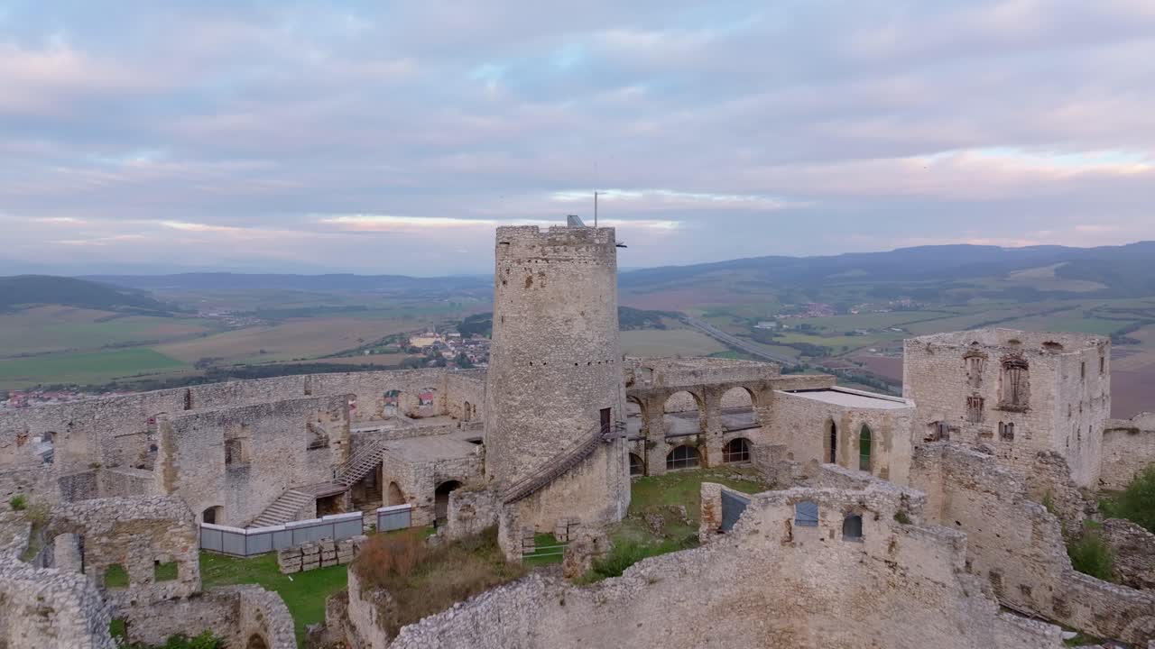 Il sole accarezza le torri del Castello di Spiš e i campi aperti, Slovacchia