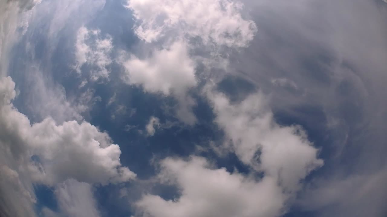 cielo azul y capa de nubes moviéndose en una hermosa tarde soleada