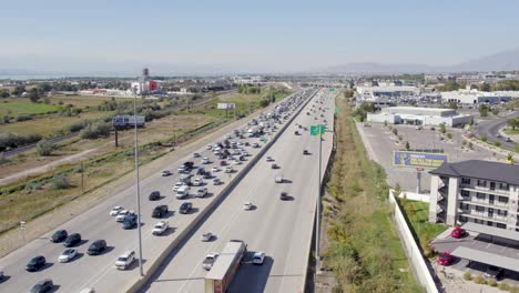 vista aérea de la autopista interestatal de varios carriles en utah, vehículos que se mueven lentamente en el tráfico