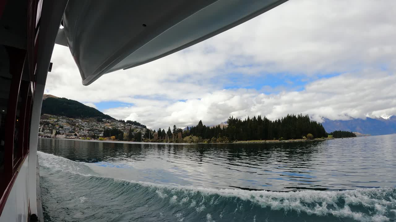 vista del centro de queenstown desde un barco de crucero en el lago wakatipu en queenstown, nueva zelanda