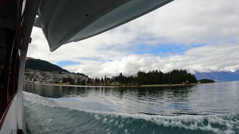 Blick-Auf-Das-Zentrum-Von-Queenstown-Vom-Kreuzfahrtschiff-Earnslaw-Auf-Dem-Wakatipu-See-In-Queenstown,-Neuseeland