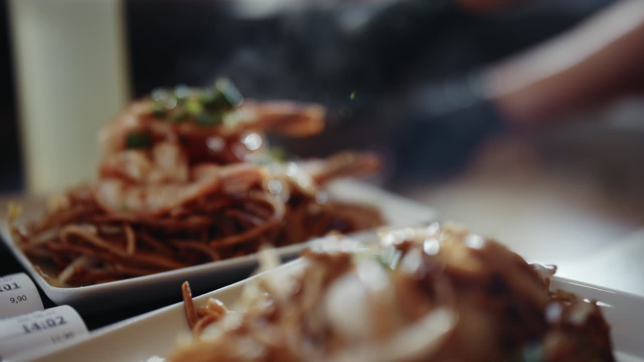 이 증기 요리를 제공하는 요리사