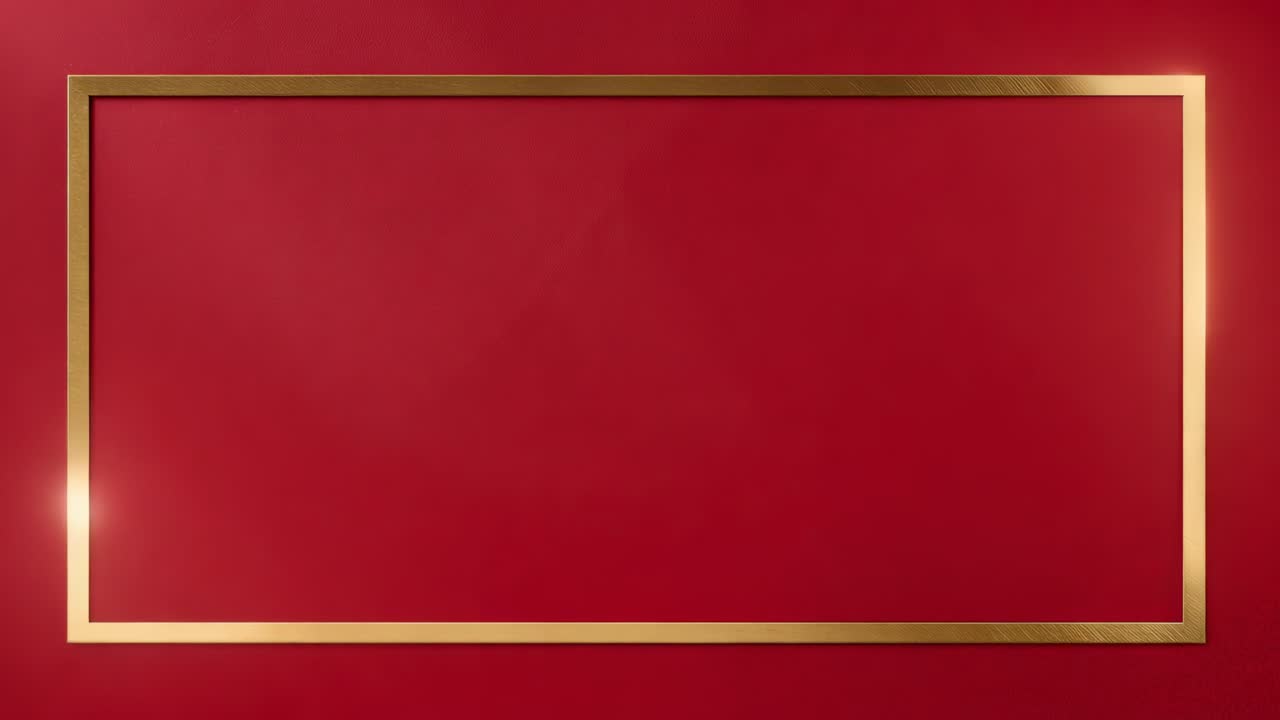 Cornice dorata che riflette in senso orario la luce intensa dopo una spazzata di luce su una parete rosso scuro, mostrando la lucentezza